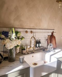 70sqm Creative Design Apartment in Berlin city center - 3 rooms - balcony - walk in shower - design kitchen