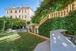 Private Garden 3-Bed in Cannes