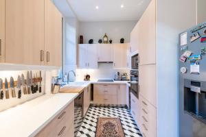 Private Garden 3-Bed in Cannes