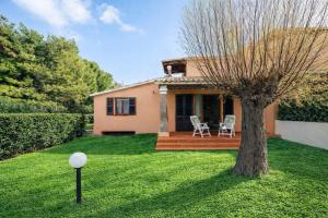 Villetta Smeraldo, indipendente in zona residenziale a traffico limitato con giardino privato e veranda al coperto a pochi passi dalla spiaggia