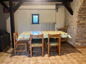 Gîte du Poisson Rouge, grand terrain, gites Fanoli, 10 min Arbois