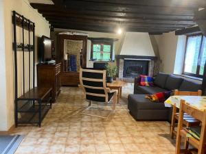 Gîte du Poisson Rouge, grand terrain, gites Fanoli, 10 min Arbois