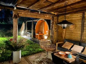 "ZeeLandZon" Holiday home by the lake with Jacuzzi and Sauna