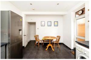 Three Bedroom House in Kensal Green with Garden