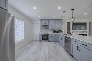 Lakehills Paradise Modern Home with heated pool