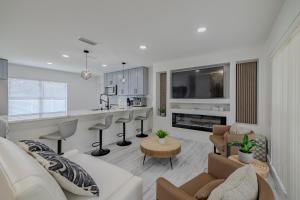 Lakehills Paradise Modern Home with heated pool