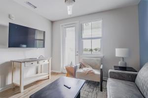 Landing Stylish 1BD Pool Game Room