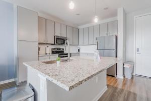 Landing Stylish 1BD Pool Game Room