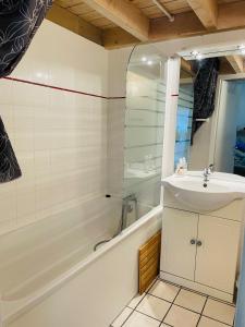 Duplex 6 pers, piscines dont une chauffée, 300 m plage