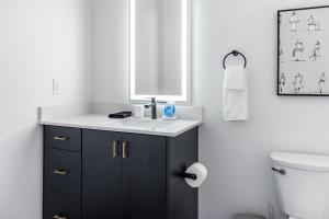 Landing Spectacular 1BD in Central City