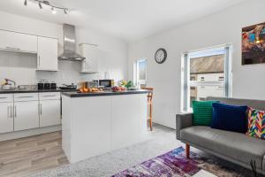 Spacious 1-Bed - Town Centre - Free Parking