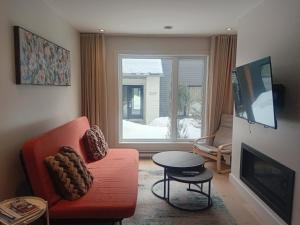 Modern 3-en-suite Bedroom Townhouse with 1 Sofa Bed and Terrace in Mont-Tremblant