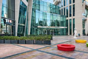 Private Room in Downtown Burj Vista Apartment with Burj Khalifa View