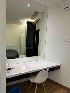 Corner Unit, Great Privacy, Designer Studio with Wi-Fi, Netflix, 1 Parking Space