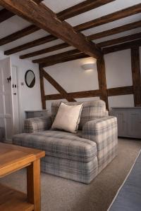 Cosy Town centre Historic Tudor Cottage & parking sleeps 6