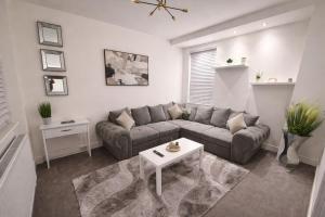 Boutique Home MCR with Games Table, Sleeps 9