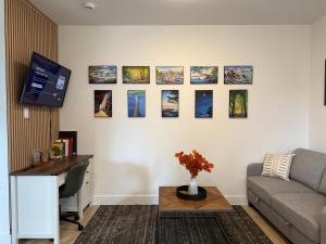 Cozy Modern 1BR Suite, Workspace, Laundry & Coffee