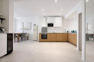 Luxury Beachfront 2BR Promenade des Anglais