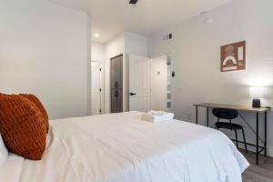 2BR CozySuites at Kierland Commons with pool #09