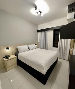 Flat no hotel Q. Paulista nos Jardins, com sacada!