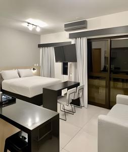 Flat no hotel Q. Paulista nos Jardins, com sacada!