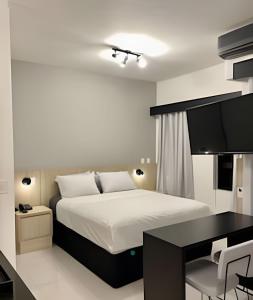 Flat no hotel Q. Paulista nos Jardins, com sacada!