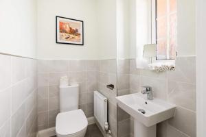 4 Bed Business Stay in Warwick Office & Garden