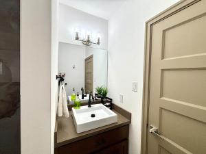 DOWNTOWN PRIME STAY Only 3-Min Walk to Ferry, Attractions & Restaurants