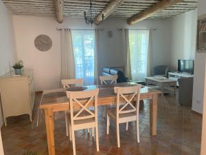 La maison des quais avec vue sur la Sorgue, terrasse, 2 chambres parking securise prive