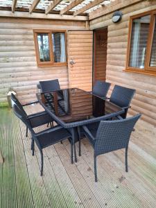 The Swallows Return Log Cabin Post Code A91D954
