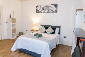 Spacious 5BR 2 Bath House in Sunderland Perfect for Contractors and Families