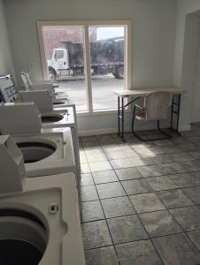 Gated 1 King BedRoom 1 Bath Apt with Full Kitchen 210