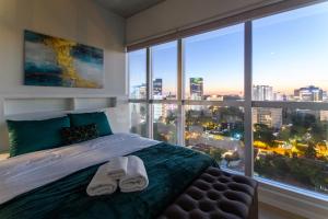 Petra Tower Luxury 2 BR Apt w Resto, Pool & Gym