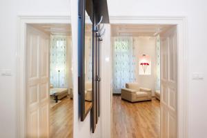 Charlotte Apartment Close to Opera