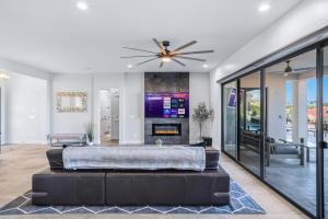 Cypress House Modern Luxury-Lake Views-Pool-RV Boat Garage