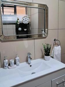 Modern Farmhouse Apartment - Near OR Tambo Airport