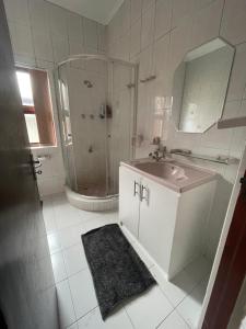 Bo-Kaap Queen Room Wooden Floors & High Ceilings