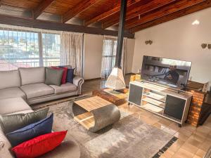 Bo-Kaap Queen Room Wooden Floors & High Ceilings