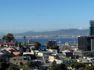 Bo-Kaap Queen Room Wooden Floors & High Ceilings
