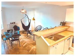 Quiet and Bright - Balcony with Montmartre View