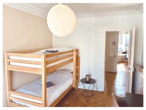 Quiet and Bright - Balcony with Montmartre View