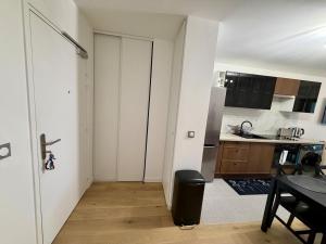 Large two room apartment Olympic Village in front of the Seine