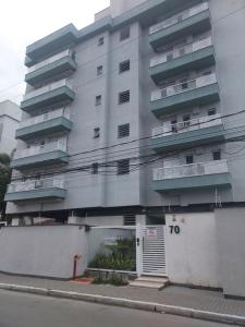 Apto Ubatuba 200mt da praia com sacada gourmet