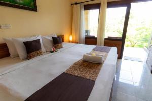 Deluxe double or twin, with pool view