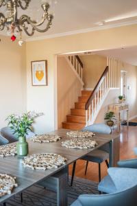 Beautiful Monterey Park Home With a View, Backyard and BBQ