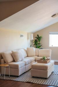 Beautiful Monterey Park Home With a View, Backyard and BBQ