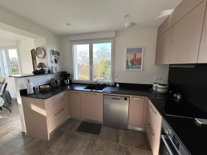 Maison rénovée, vue mer au loin, animaux OK - FR-1-368-475