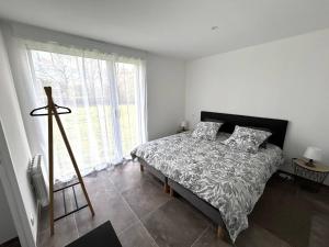 Maison rénovée, vue mer au loin, animaux OK - FR-1-368-475