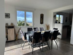 Maison rénovée, vue mer au loin, animaux OK - FR-1-368-475