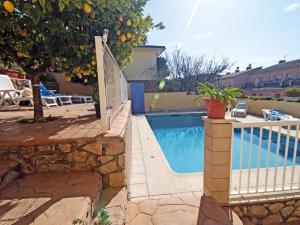 Casa Espaciosa con Piscina Privada y Barbacoa cerca de la Playa de Empúries - HISP-7-32